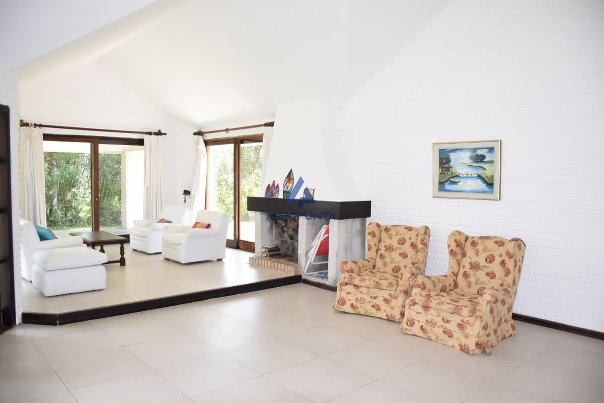 Casa en Roosevelt, 3 dormitorios *  -