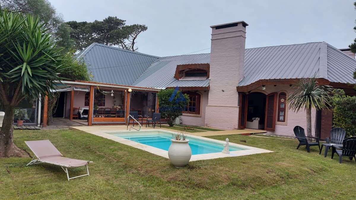 Casa a la venta en Jardines de Córdoba, 4 dormitorios Punta del Este