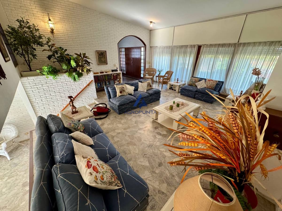 Casa de 4 Dormitorios en Venta Punta del Este 150m del mar
