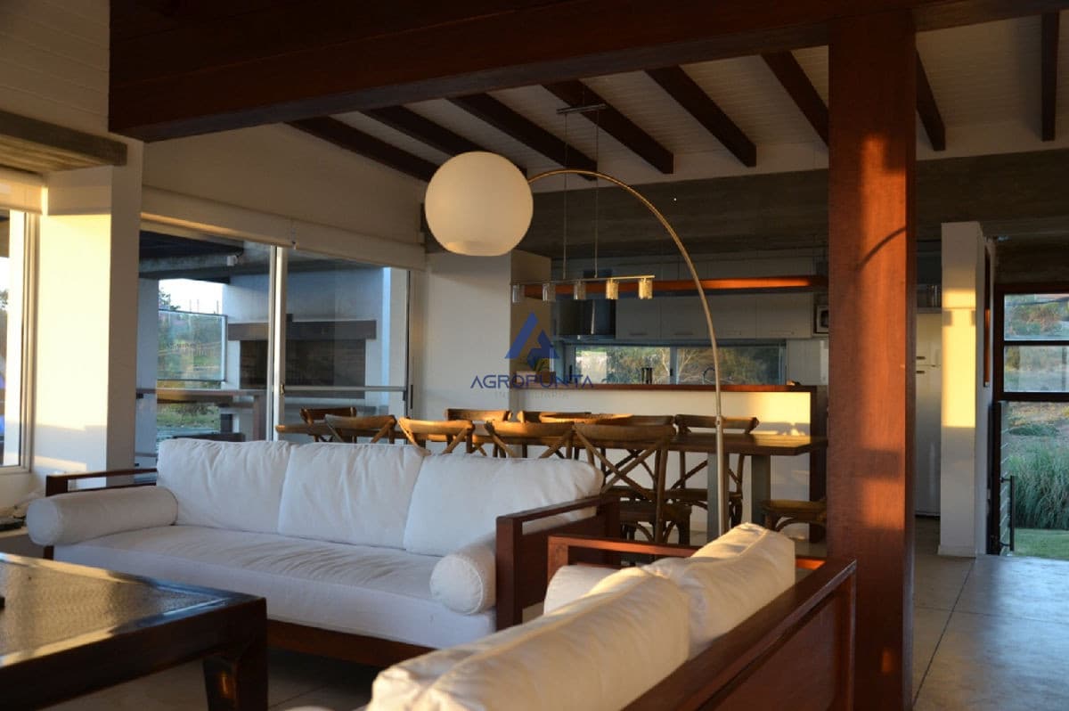 Casa en Punta Piedras, 5 dormitorios *