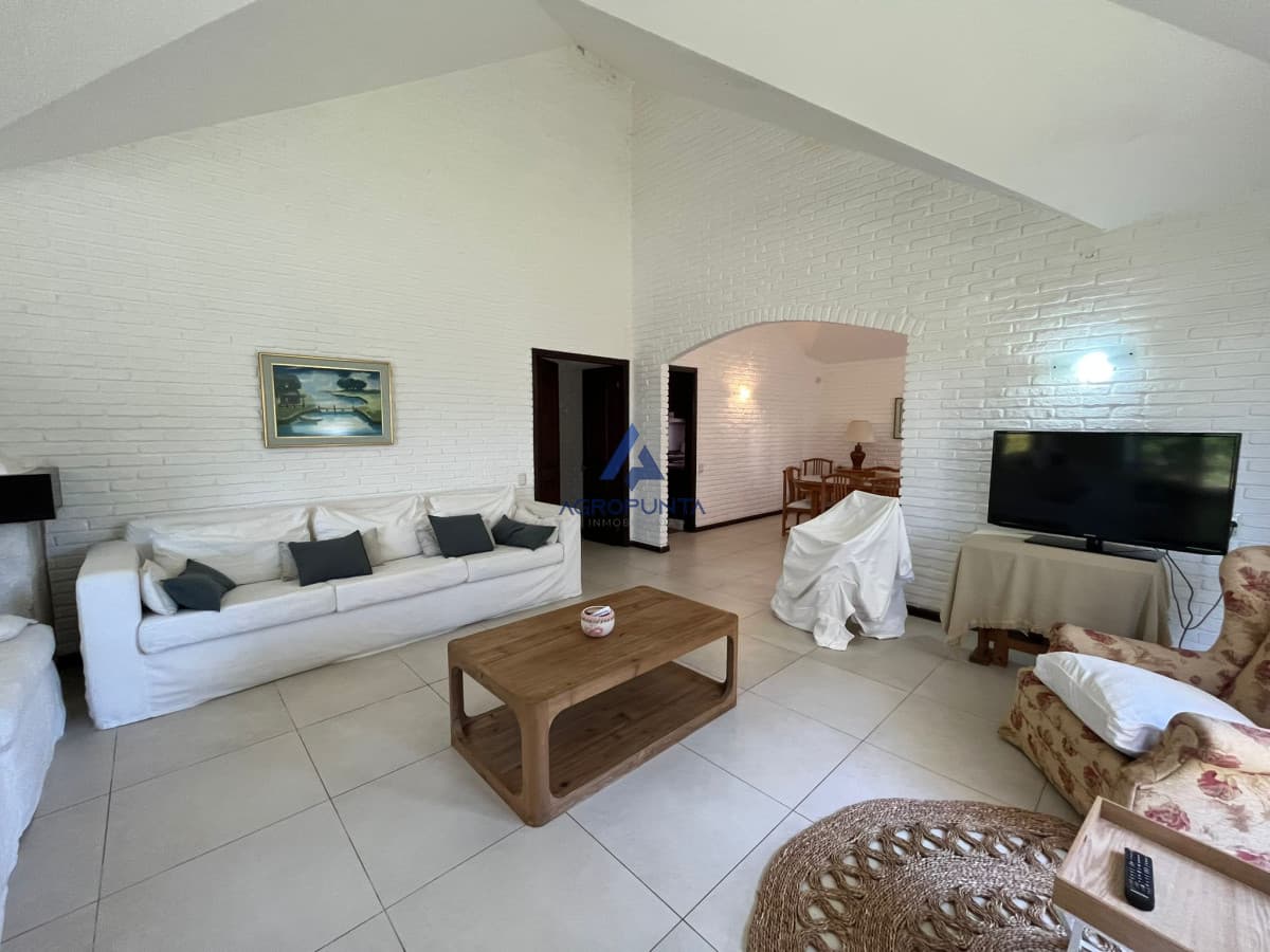 Casa en Roosevelt, 3 dormitorios *  -