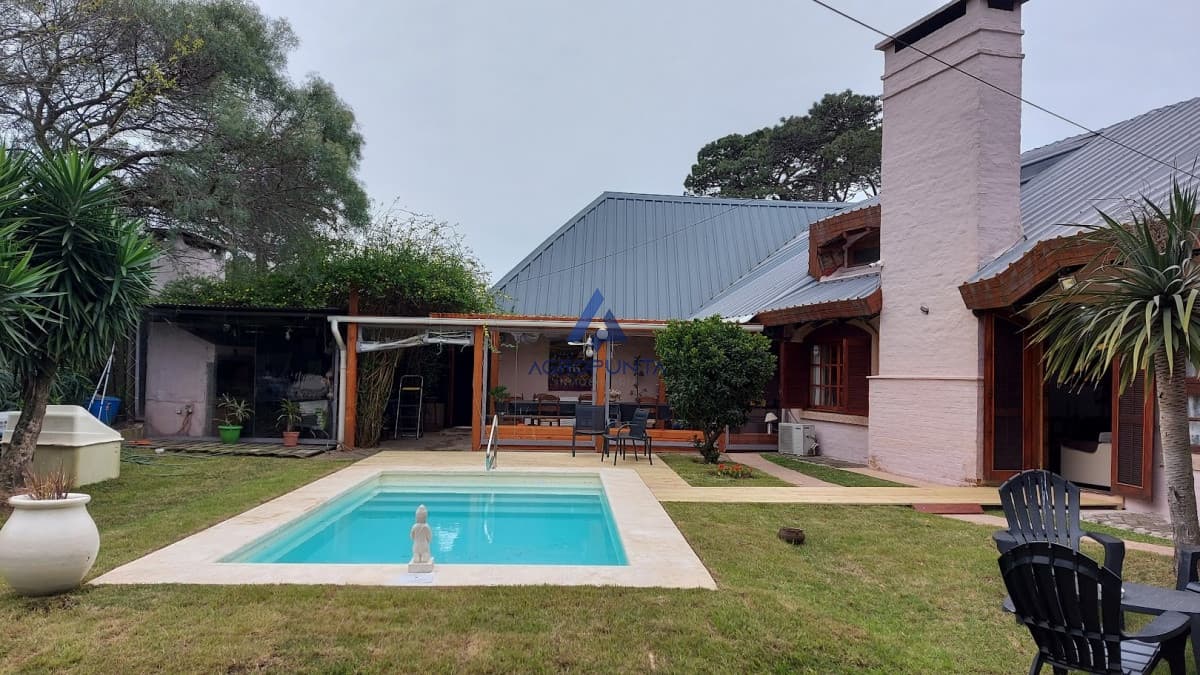 Casa a la venta en Jardines de Córdoba, 4 dormitorios Punta del Este