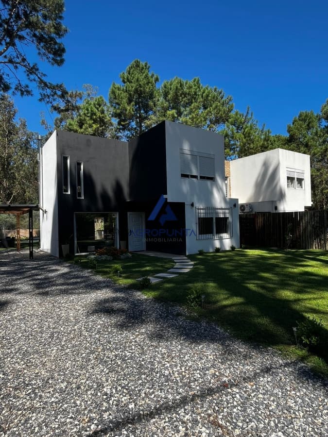 Casa en alquiler Temporada 3 Dormitorios Punta del Este  -
