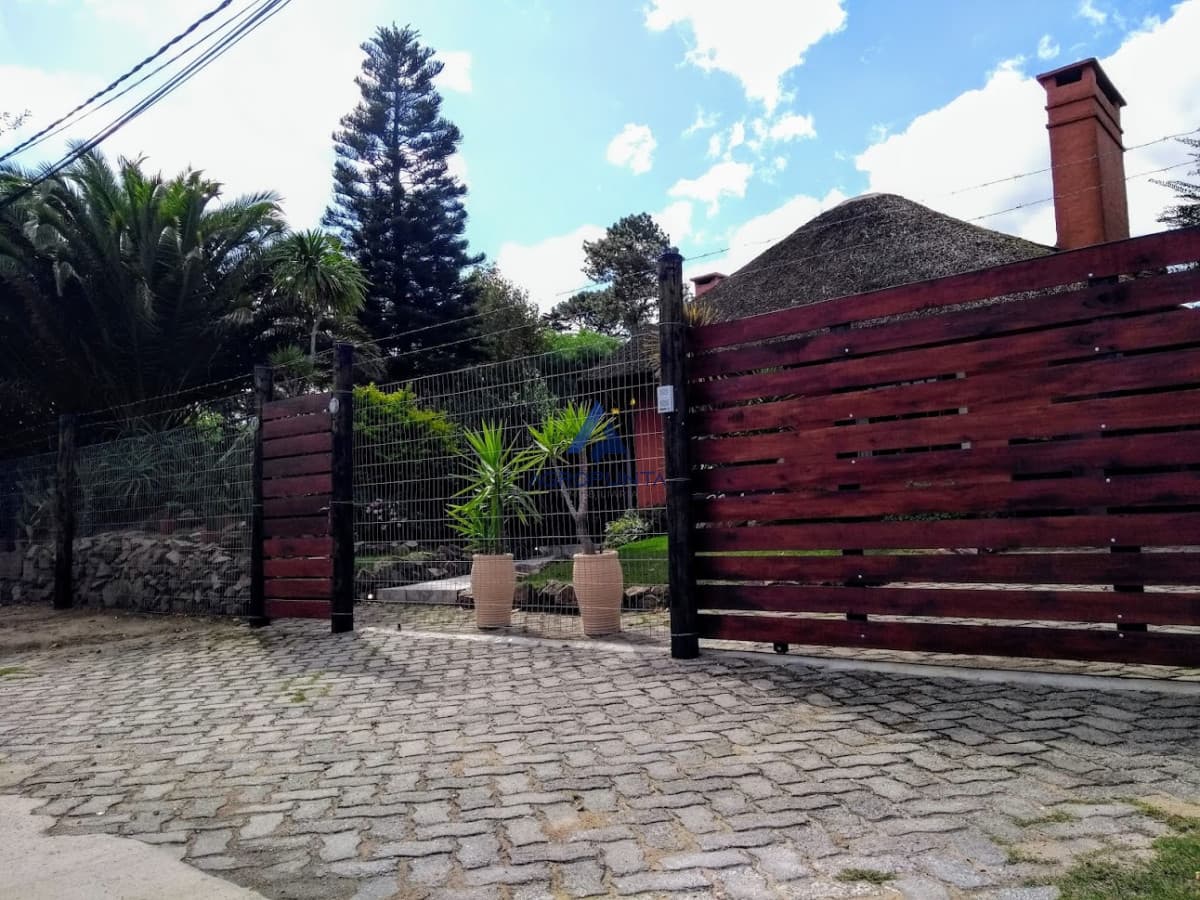 Casa a la venta en Jardines de Córdoba, 4 dormitorios Punta del Este