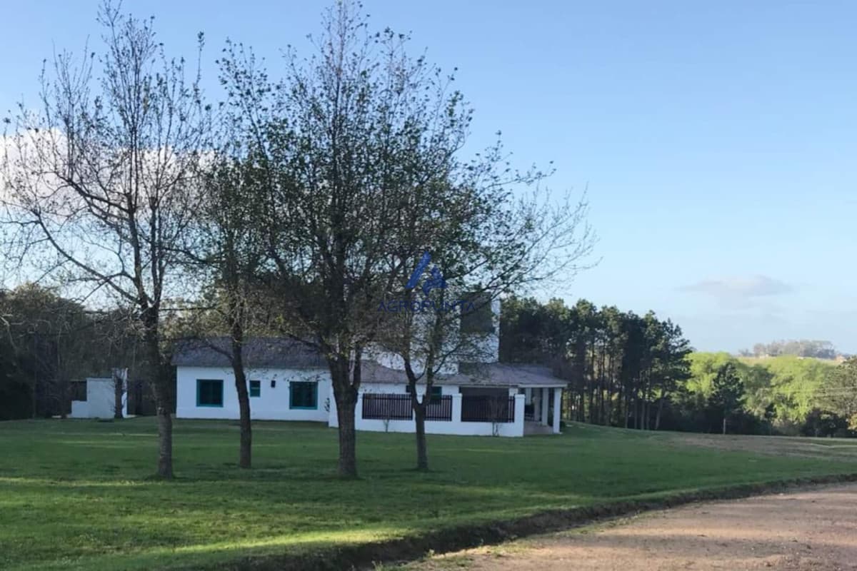Espectacular chacra con 5 casas