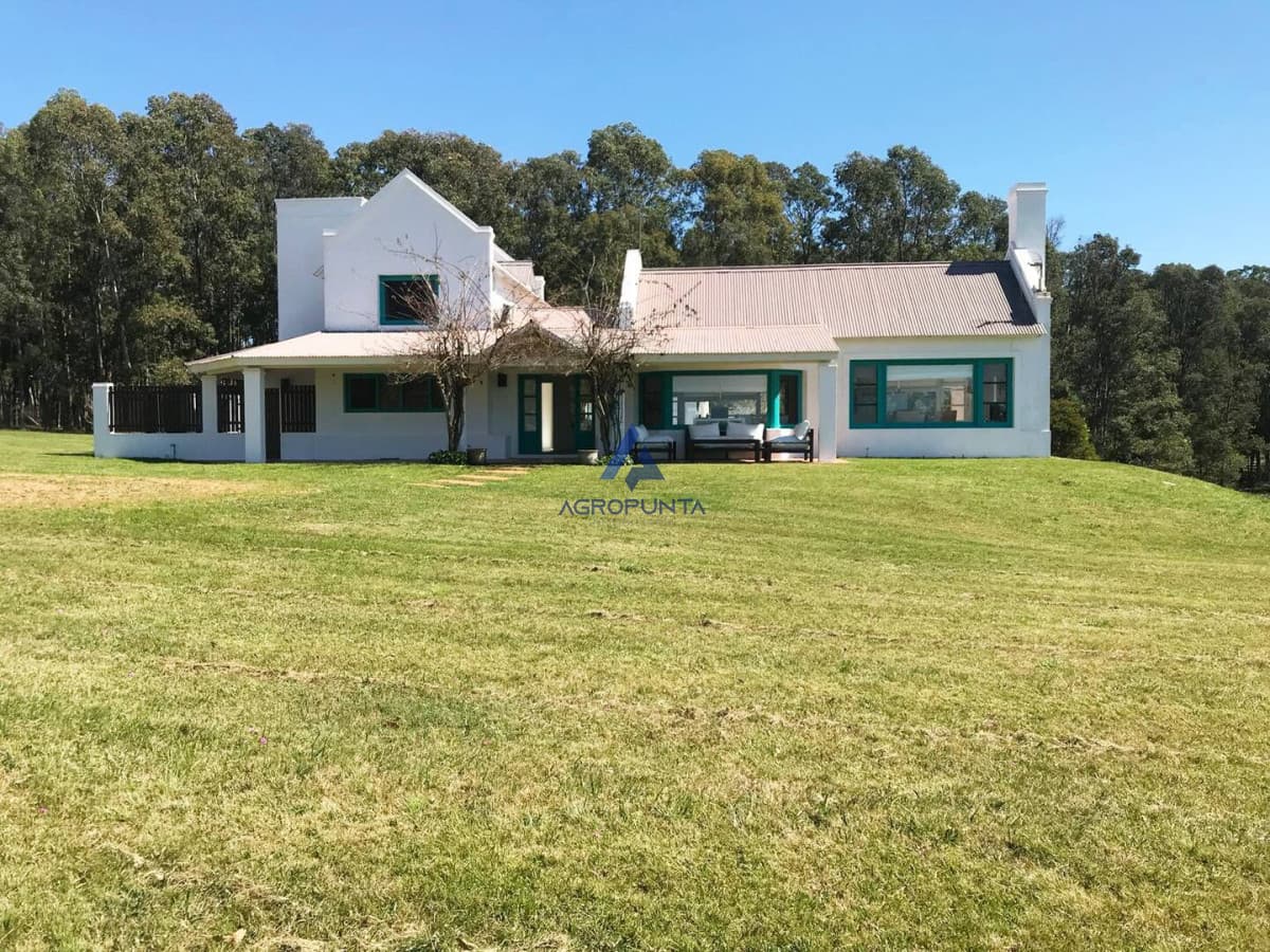 Espectacular chacra con 5 casas