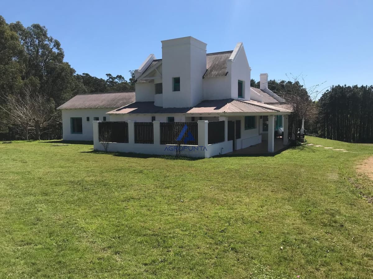 Espectacular chacra con 5 casas