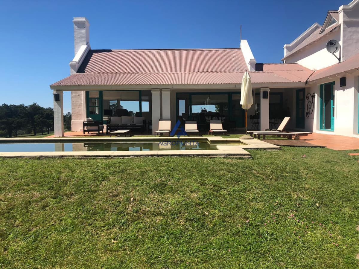 Espectacular chacra con 5 casas