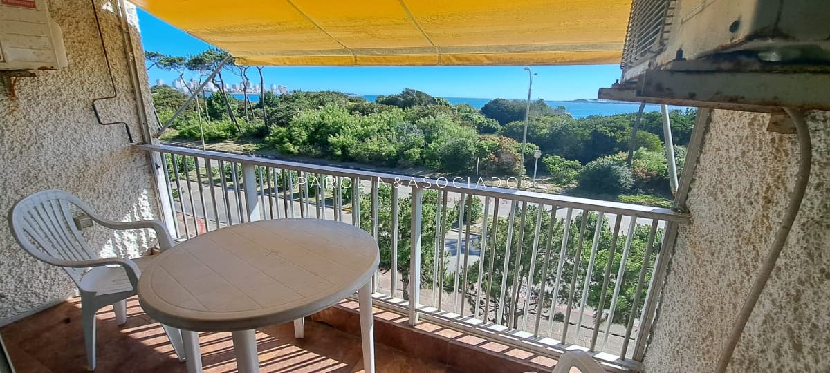 Apartamento en venta en frente al mar, Punta del Este.