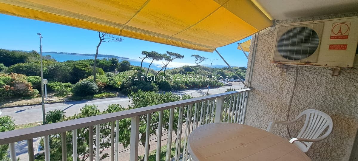 Apartamento en venta en frente al mar, Punta del Este.