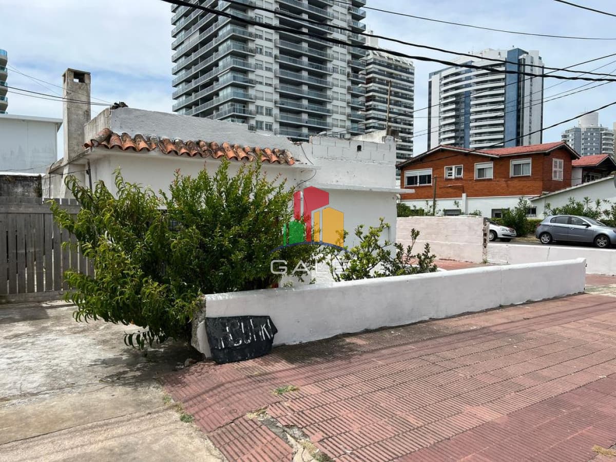 Gale Propiedades & Escribanía Casa ID.2347 - TERRENO CON CASA PARA INVERSIÓN LA PASTORA 217 M ²