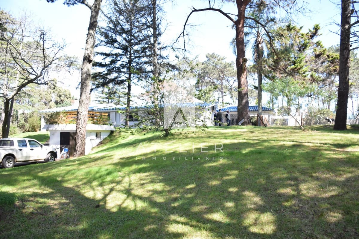 Alquiler Amplia casa 4 dormitorios + servicio, Punta del Este