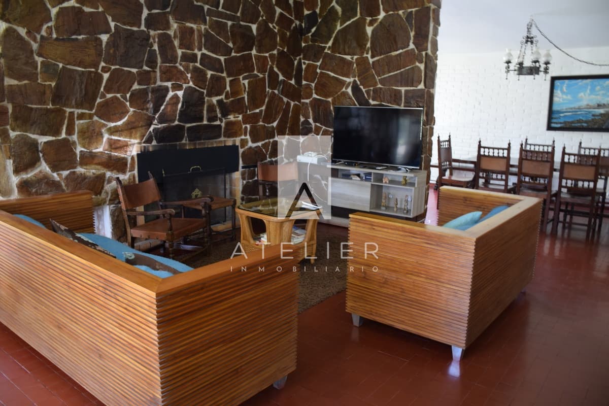 Alquiler Amplia casa 4 dormitorios + servicio, Punta del Este