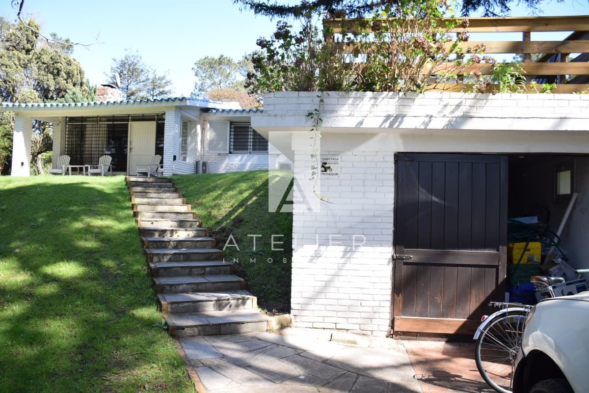 Alquiler Amplia casa 4 dormitorios + servicio, Punta del Este
