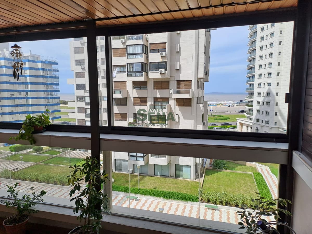 Venta de apartamento en la brava, 2 dormitorios, 2 baños, balcon, gran vista al mar.