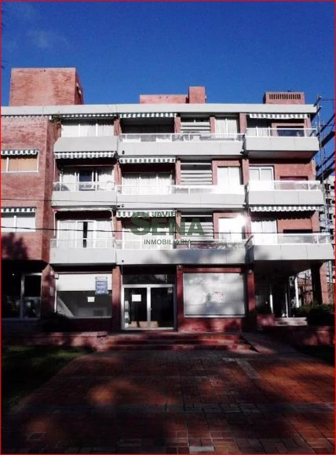 Alquiler de apartamento en la Mansa, 2 dormitorios, 2 baños, a un paso de todo.