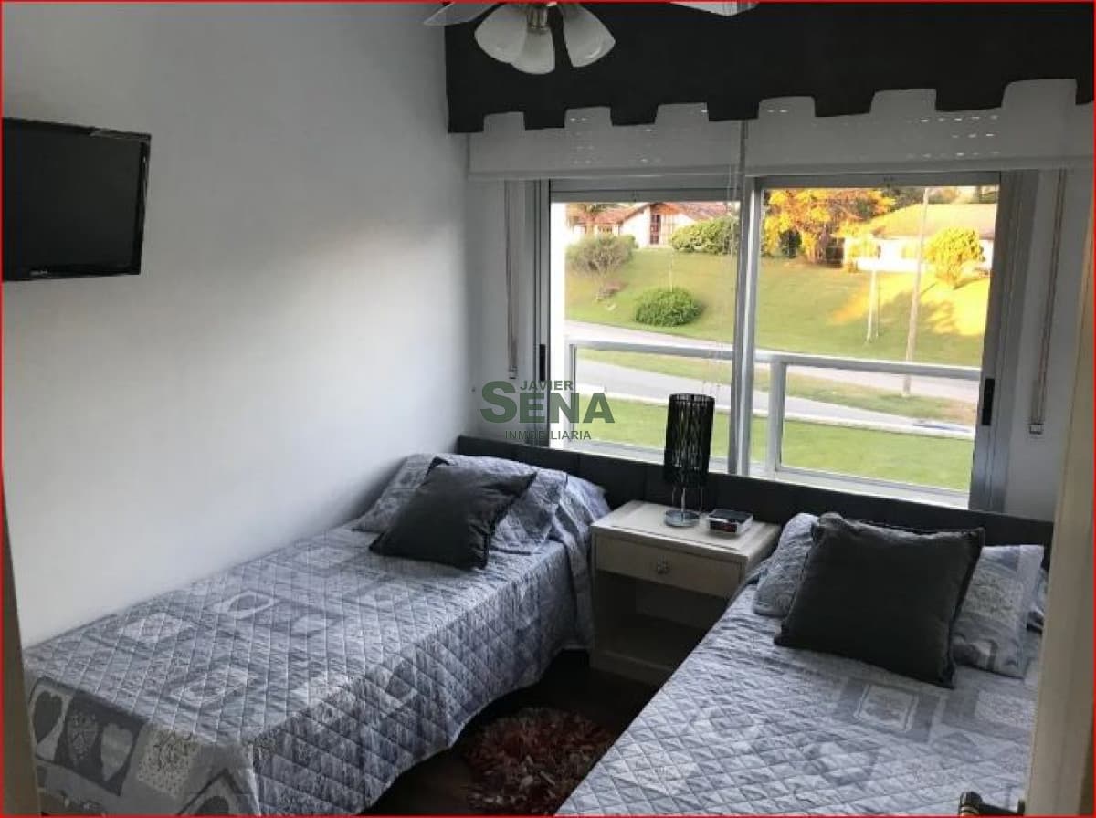 Alquiler de apartamento en la Mansa, 2 dormitorios, 2 baños, piscina, canchas, frente al mar.