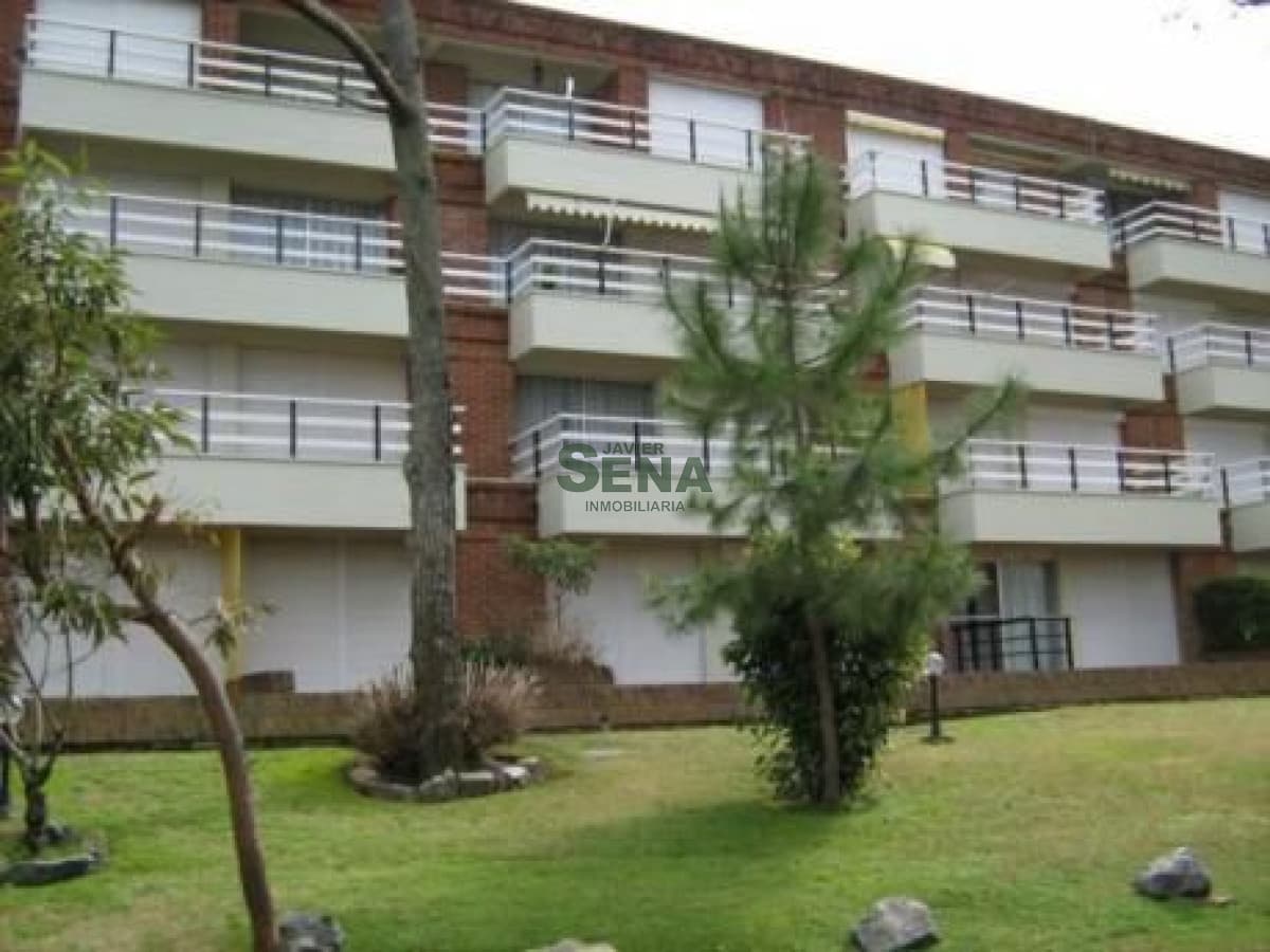 Venta y alquiler de apartamento en la Brava, 1 dormitorio, baño, terraza.