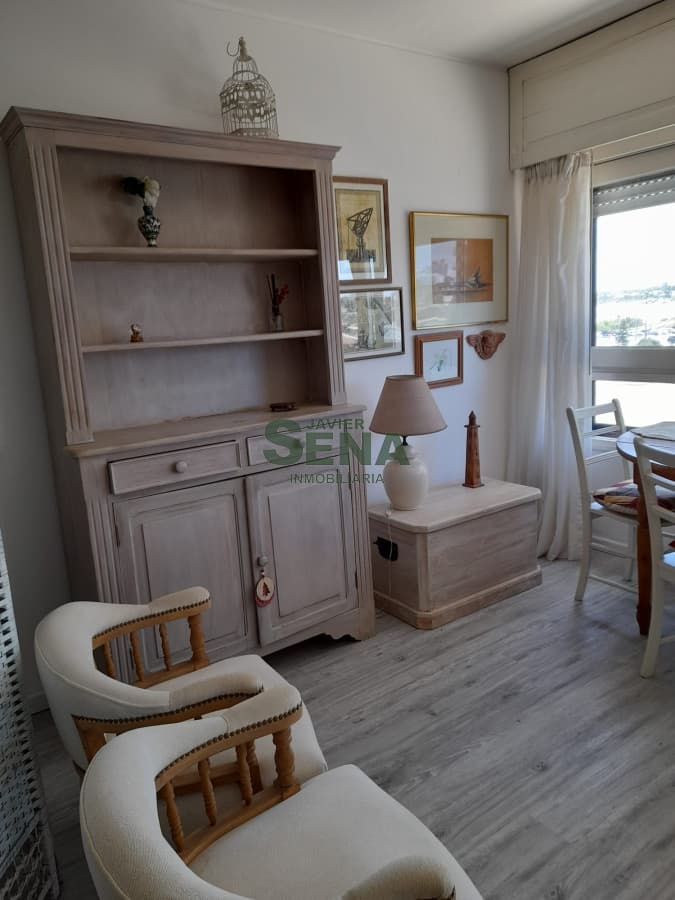 Alquiler de apartamento en la mansa, de 1 dormitorio, baño, frente al mar.