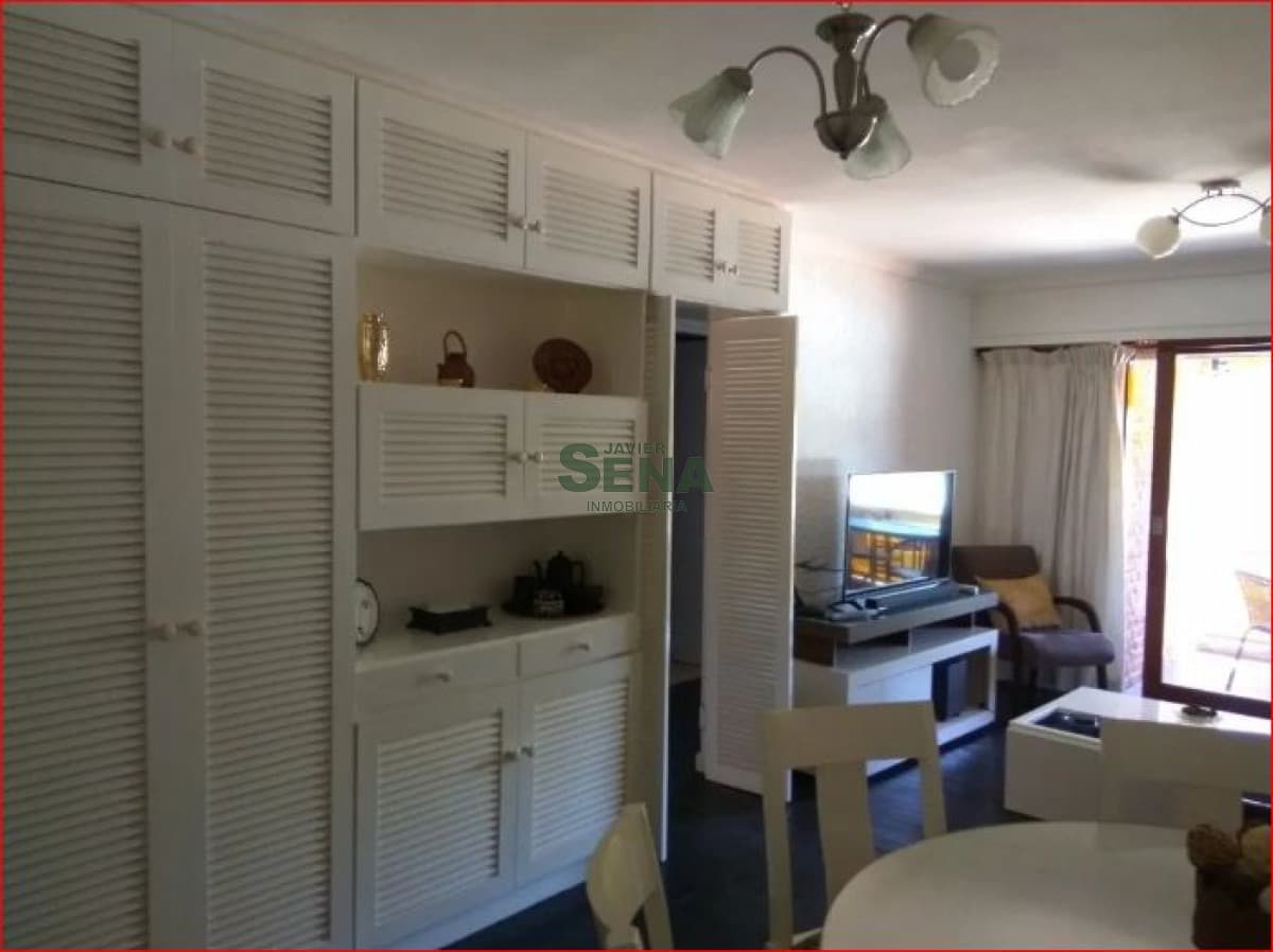 Alquiler de apartamento en Aidy Grill, 2 dormitorios, baño, balcon, cerca de todo.