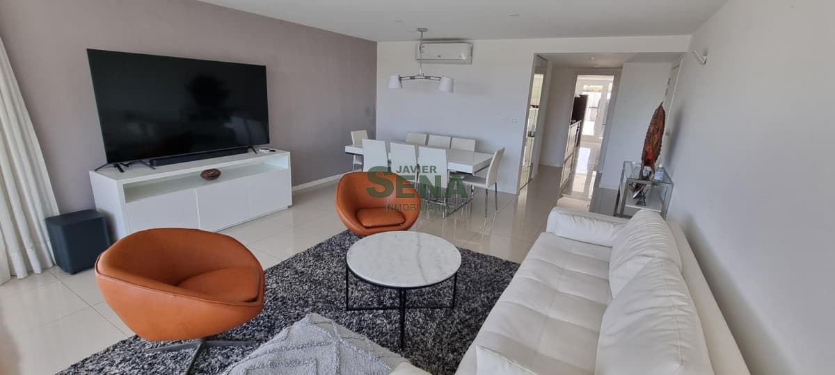 Alquiler temporal de lujoso apartamento en playa mansa de 3 dormitorios y 5 baños