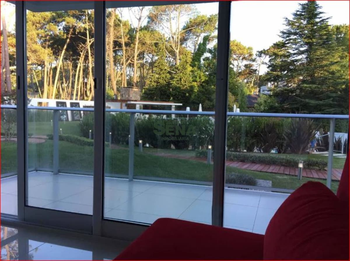 Venta de apartamento en la Mansa, 1 dormitorio, baño, piscina y servicios.