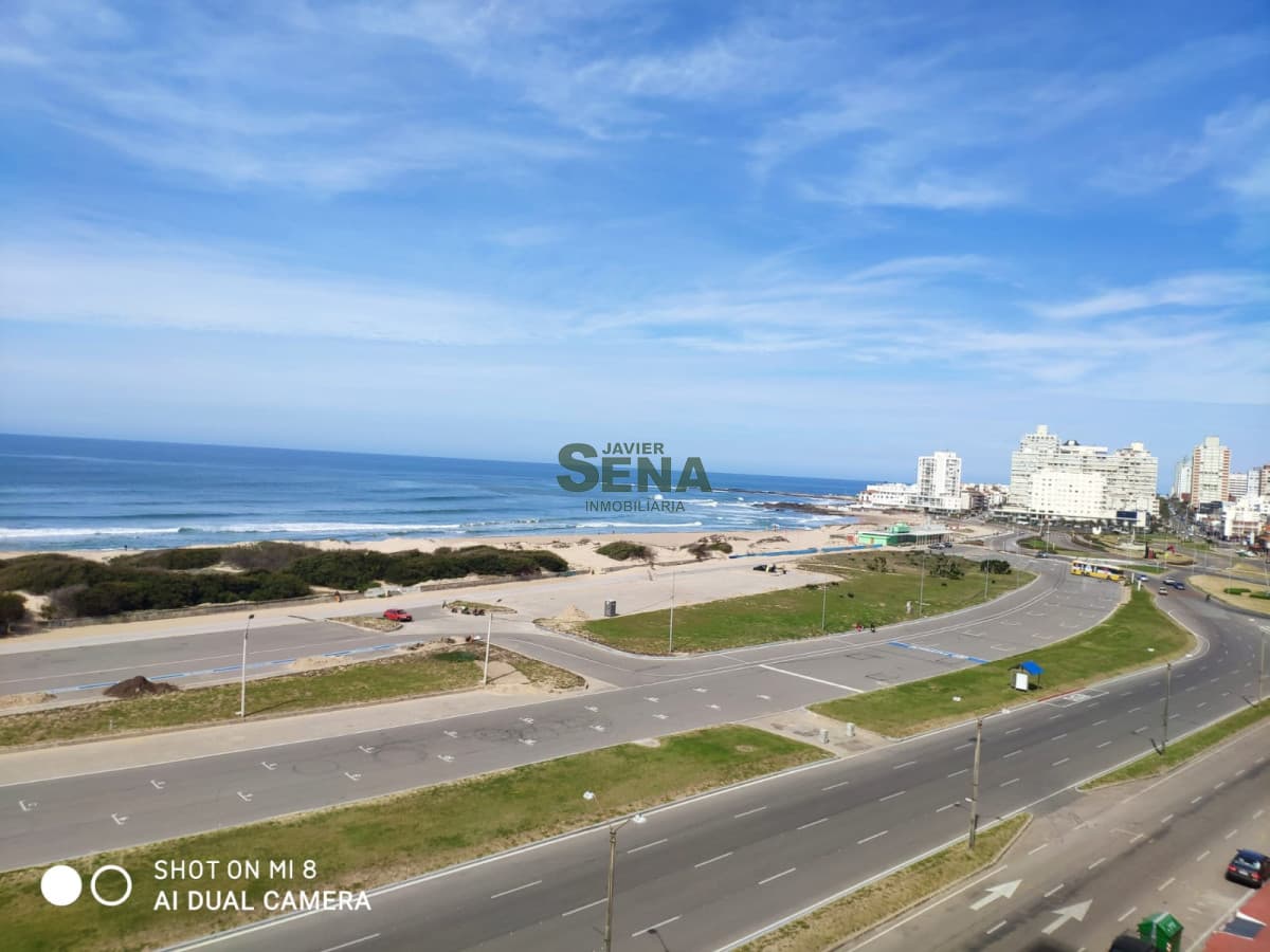 Venta y alquiler de apto en la brava, 2 dormit, 2 baños, piscina, vista al mar.