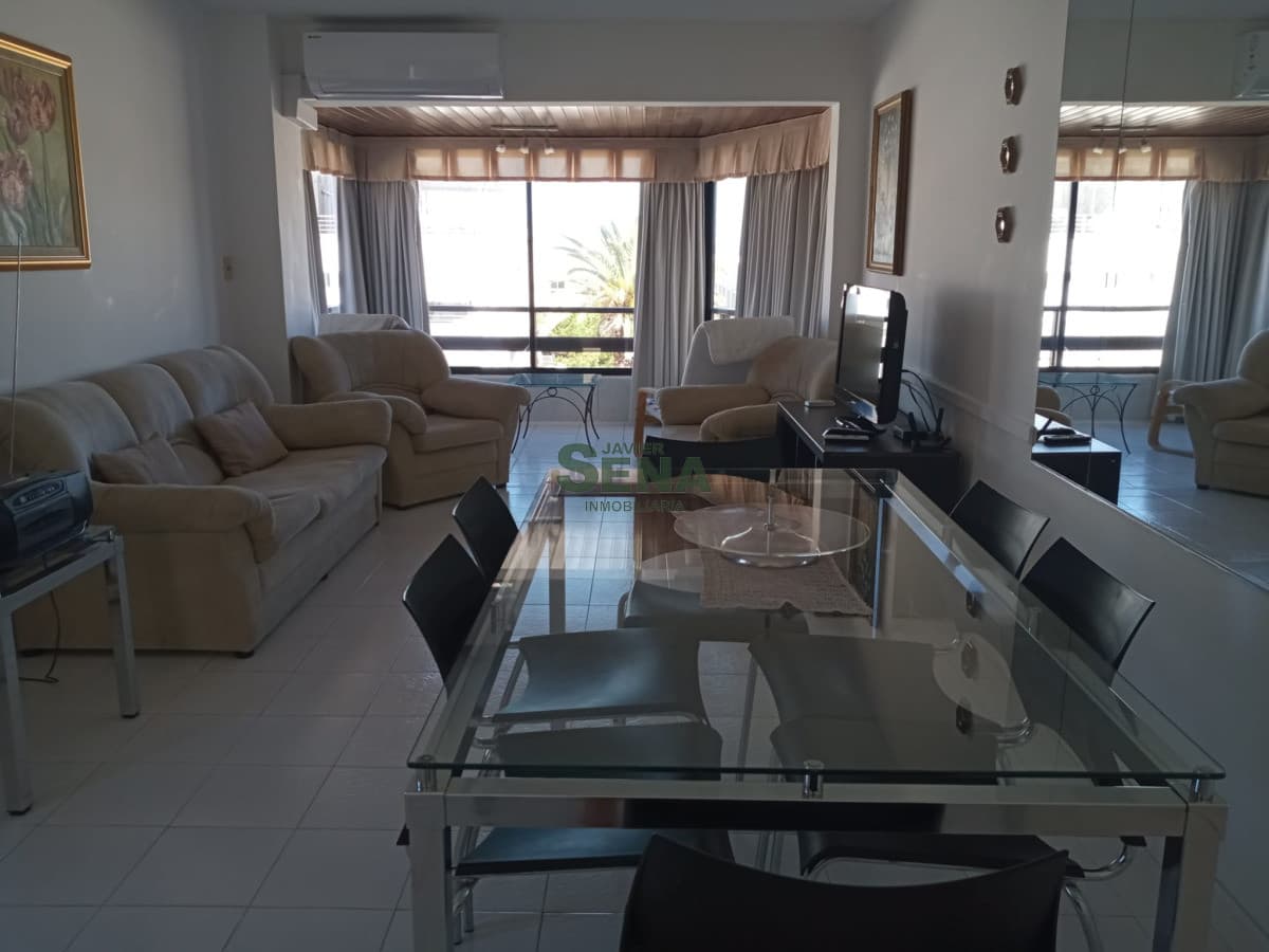 Venta de apto de 3 dormitorios y 2 baños en peninsula, buen edificio.