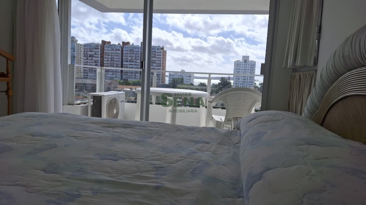 Alquiler de apto zona brava, de 3 dormitorios, 2 baños, balcón, buena vista.