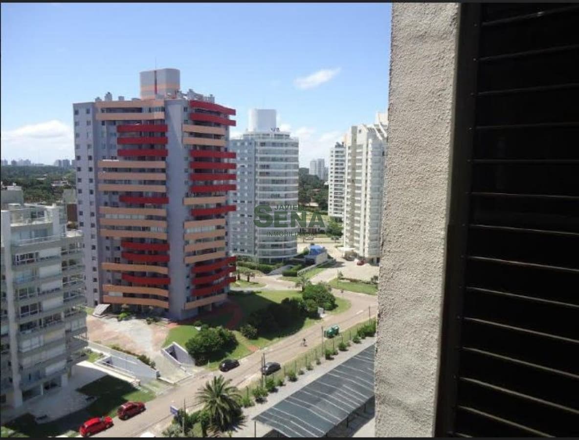 Venta y alquiler de apto en la Brava, 3 dormitorios, 2 baños, terraza, vista