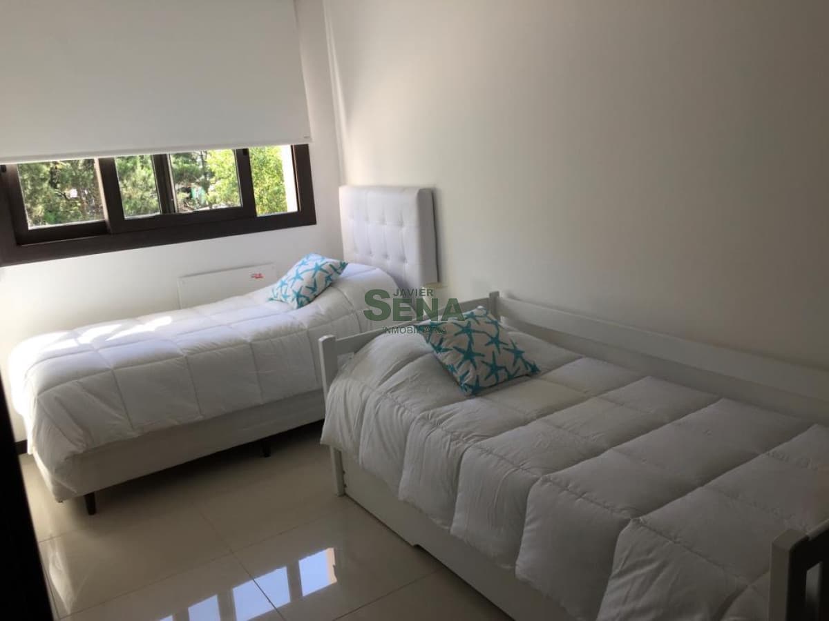 Alquiler de apartamento en la Roosevelt, 2 dormitorios, 2 baños, buen edificio y todos l,os servicios.