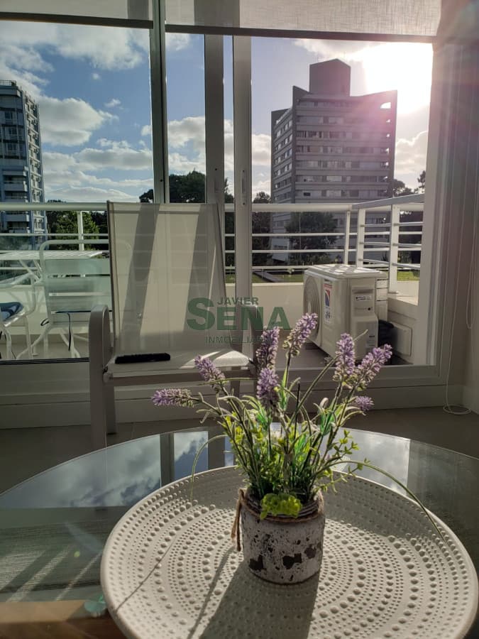 Alquiler de apartamento en la Roosevelt, 1 dormitorio, baño, lindo edificio, con pocos años construidos.