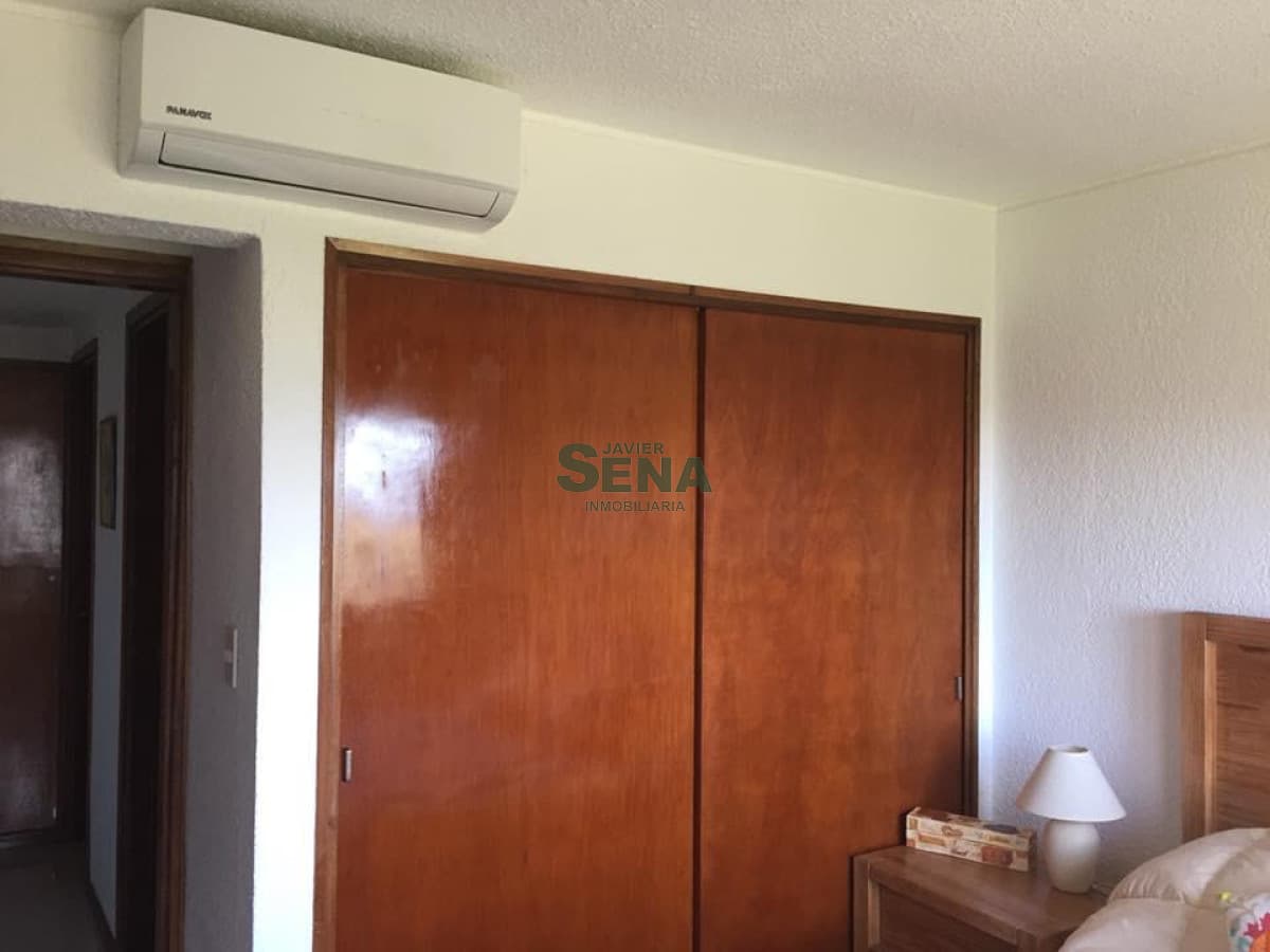 Alquiler de apartamento en la brava, 1 dormitorio y medio, baño, balcon, jardin, a metros del mar.