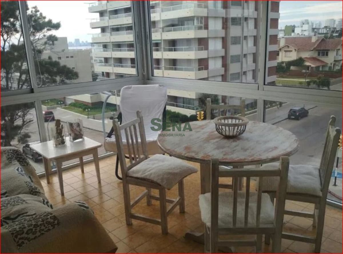 Alquiler de apartamento en la peninsula, 2 dormitorios, baño, buena vista.