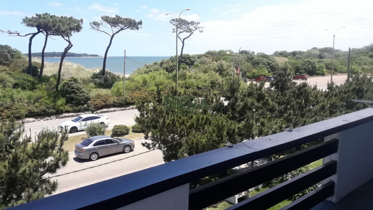 Alquila apartamento en la mansa, 3 dormitorios, 2 baños, buena vista, por escalera.