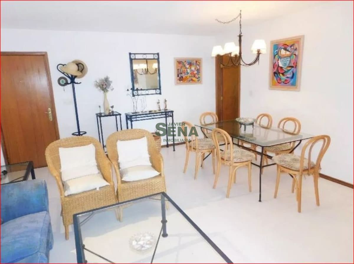 Alquiler de apartamento en la Brava, 2 dormitorios, 2 baños, con servicios y buena vista.