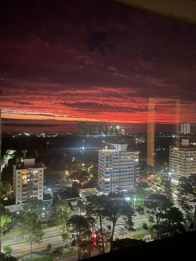Venta de apartamento en la Roosevelt, 3 dormitorios, 2 baños, mas servicio con baño, pileta, aminities completos.