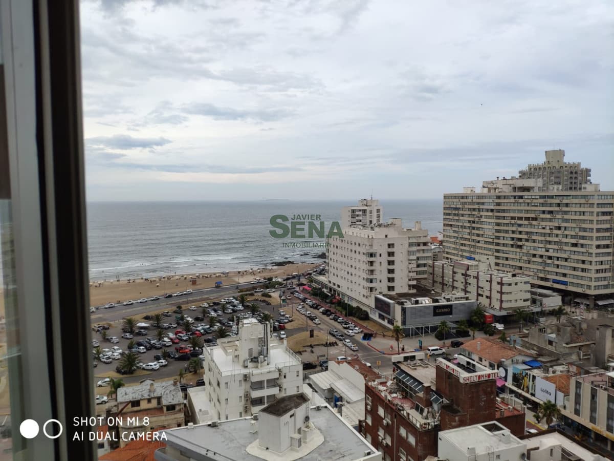 Venta de apartamento en la Peninsula, 4 dormitorios, 4 baños, balcon, gran vista con servicios.
