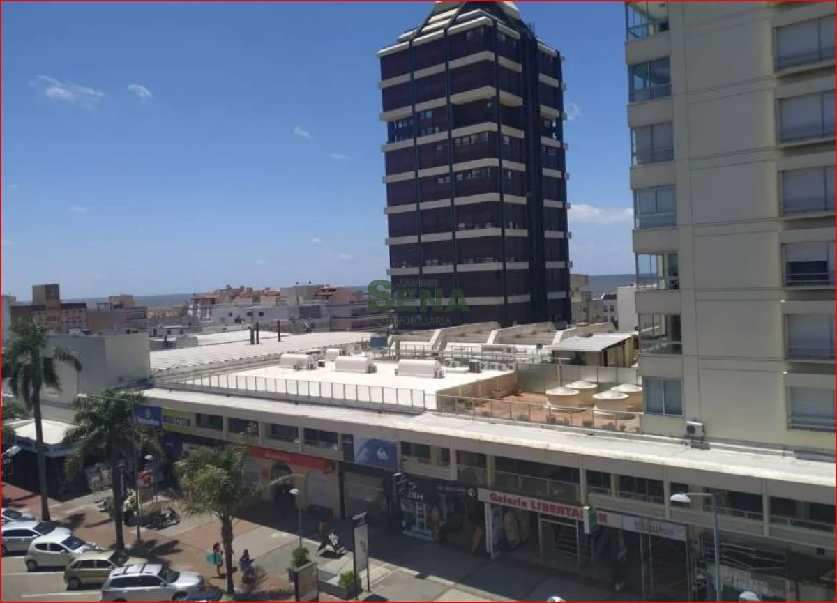 Alquiler de apartamento en la Peninsula, 1 dormitorio, baño, buen edificio.