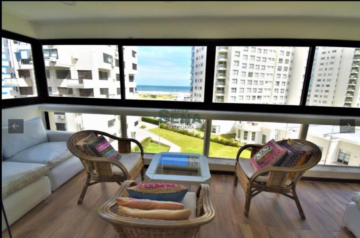 Venta de apartamento en la brava, 3 dormitorios, 2 baños, balcon, buena vista al mar.