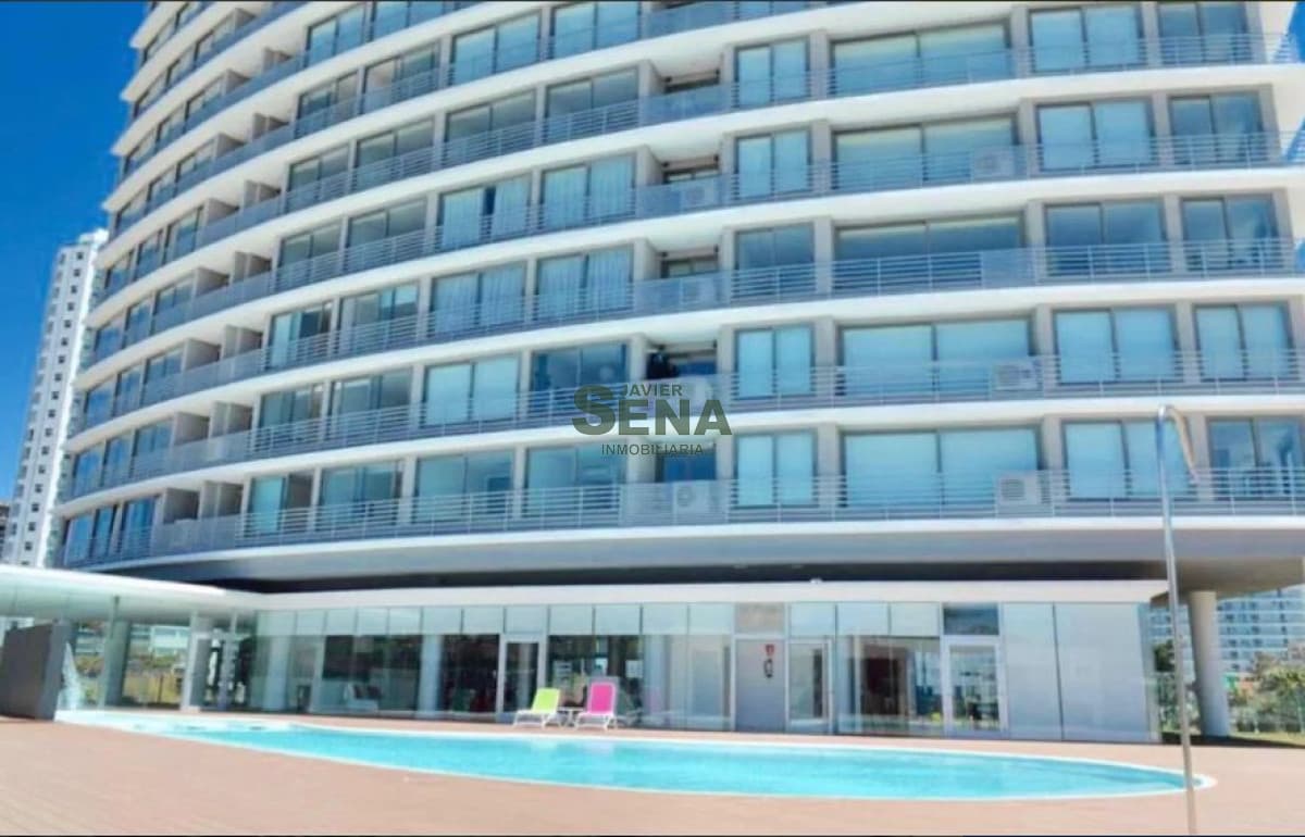 Venta de apartamento en la Mansa, 2 dormitorios, 2 baños, linda vista, pileta, servicios.-