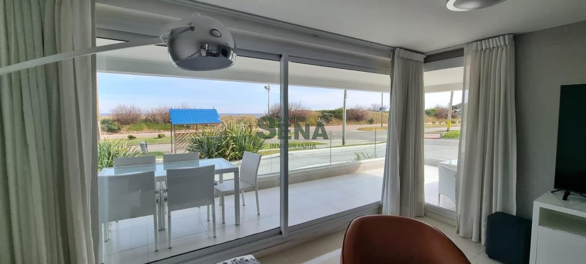 Alquiler temporal de lujoso apartamento en playa mansa de 3 dormitorios y 5 baños