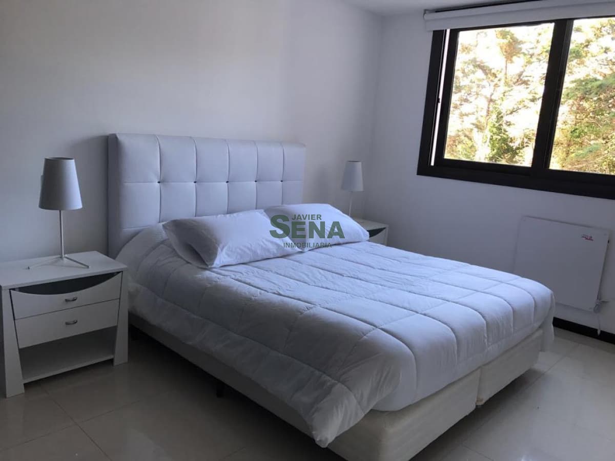 Alquiler de apartamento en la Roosevelt, 2 dormitorios, 2 baños, buen edificio y todos l,os servicios.