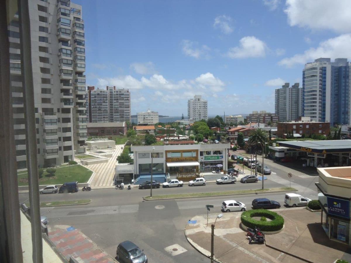 Alquiler de apartamento en la Brava, de 1 dormitorio y medio con balcon.
