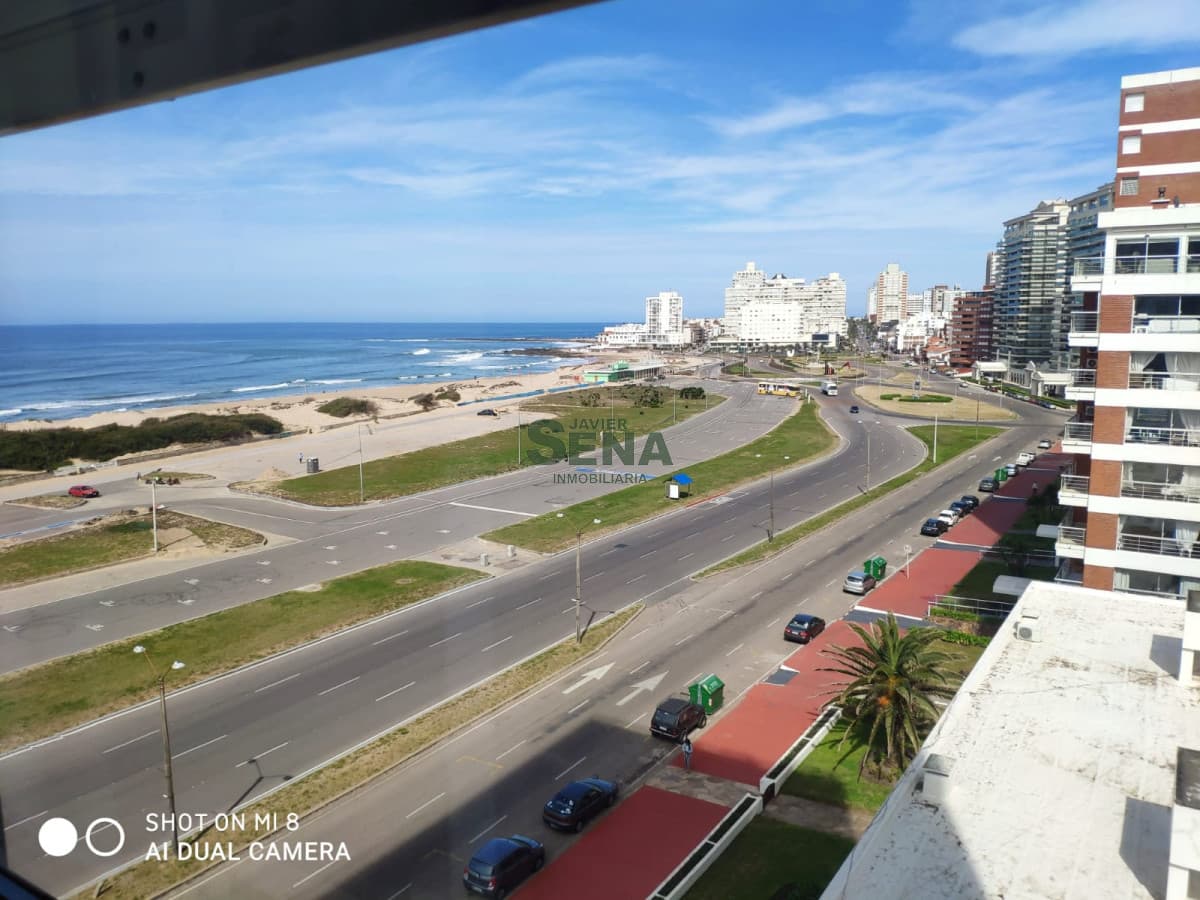 Venta y alquiler de apto en la brava, 2 dormit, 2 baños, piscina, vista al mar.