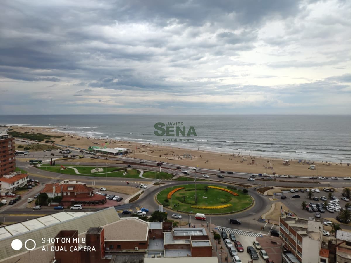Venta de apartamento en la Peninsula, 4 dormitorios, 4 baños, balcon, gran vista con servicios.