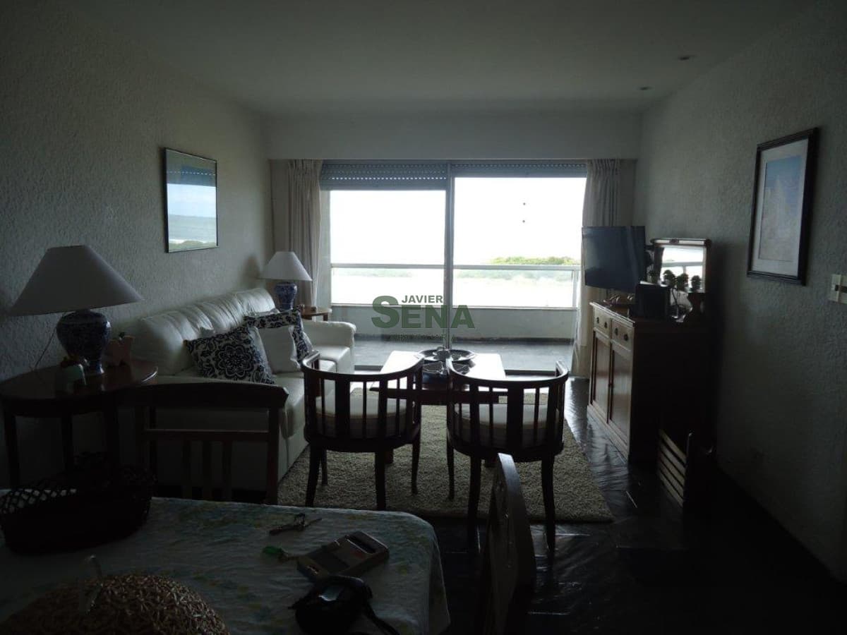 Alquiler de apartamento en la Brava, 2 dormitorios, 2 baños, pileta y todos los servicios.