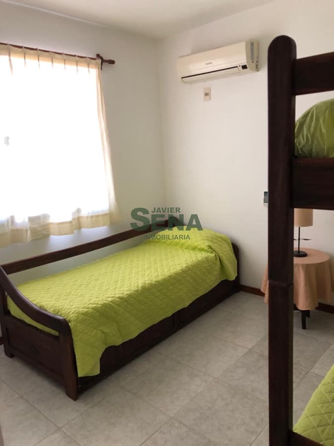 Alquiler de apartamento en la Peninsula, 3 dormitorios, 2 baños, a un paso de todo.