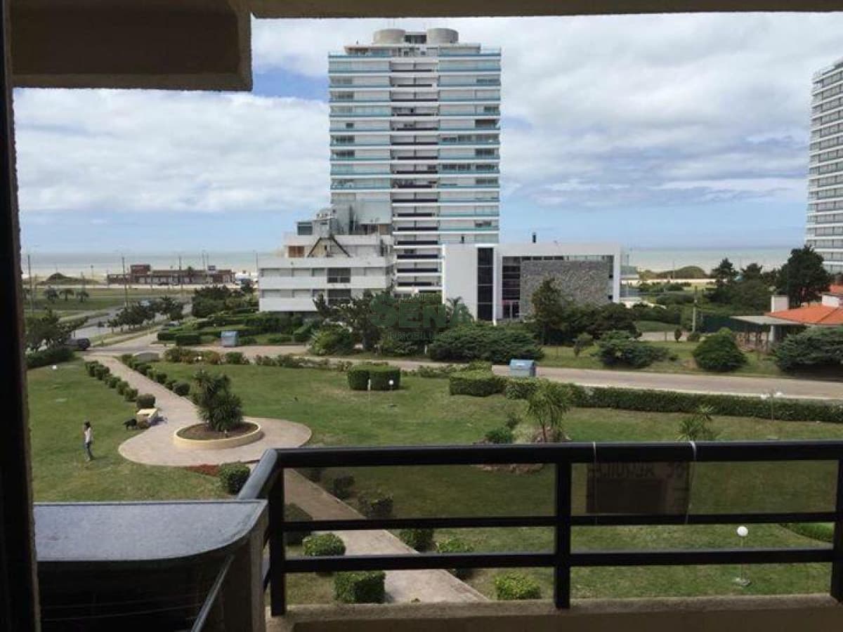 Alquiler de apartamento en la brava, 1 dormitorio y medio, baño, balcon, jardin, a metros del mar.