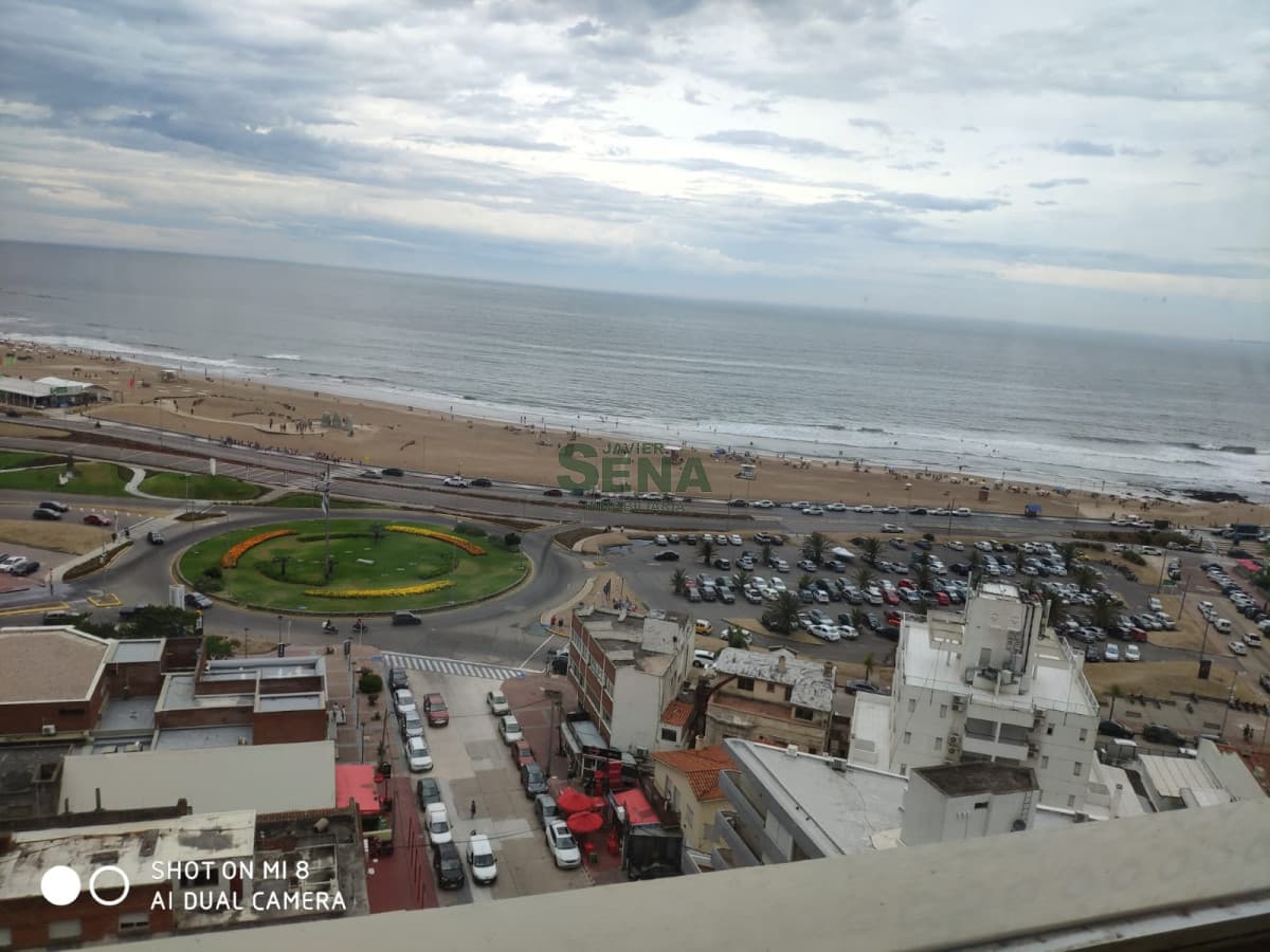 Venta de apartamento en la Peninsula, 4 dormitorios, 4 baños, balcon, gran vista con servicios.
